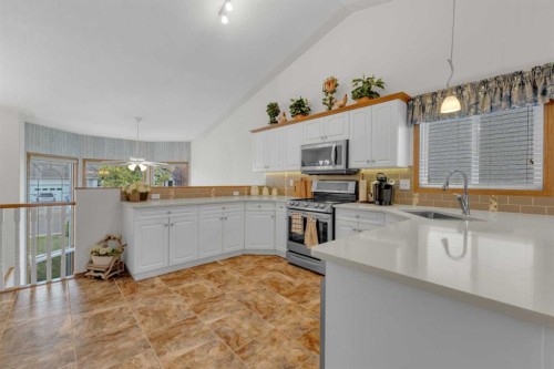 18 Asmundsen Close, Red Deer, AB - Indoor Photo Showing Kitchen