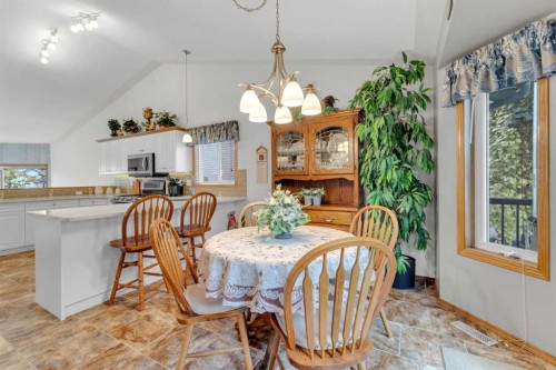 18 Asmundsen Close, Red Deer, AB - Indoor Photo Showing Dining Room