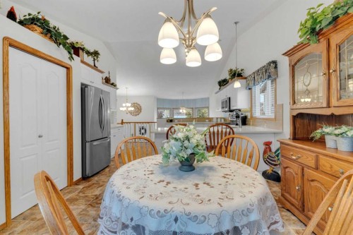 18 Asmundsen Close, Red Deer, AB - Indoor Photo Showing Dining Room