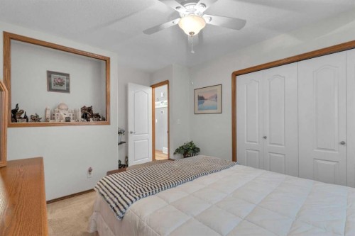 18 Asmundsen Close, Red Deer, AB - Indoor Photo Showing Bedroom