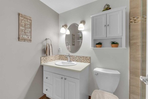 18 Asmundsen Close, Red Deer, AB - Indoor Photo Showing Bathroom