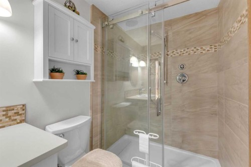 18 Asmundsen Close, Red Deer, AB - Indoor Photo Showing Bathroom