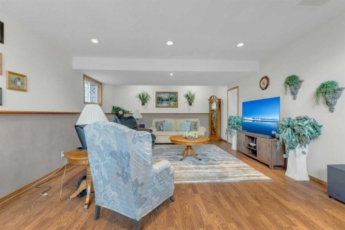 18 Asmundsen Close, Red Deer, AB - Indoor Photo Showing Living Room