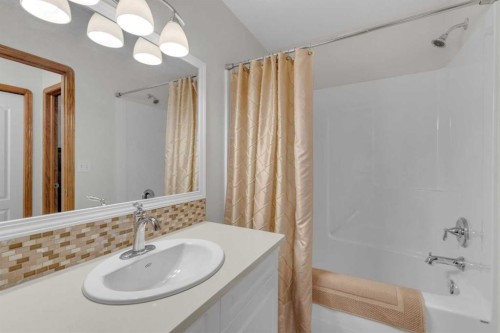 18 Asmundsen Close, Red Deer, AB - Indoor Photo Showing Bathroom