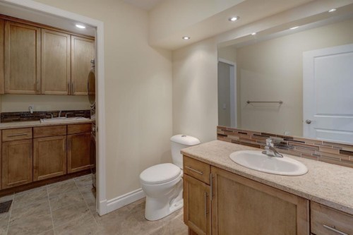 12 Garden Way, Drumheller, AB - Indoor Photo Showing Bathroom