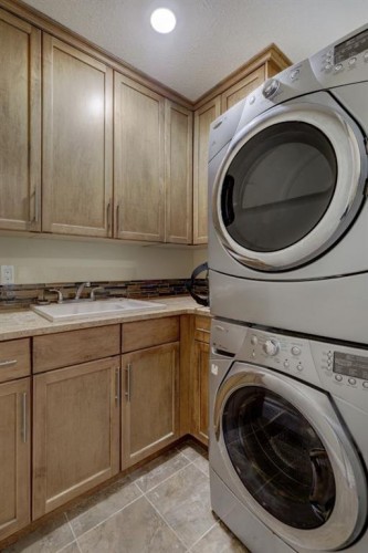 12 Garden Way, Drumheller, AB - Indoor Photo Showing Laundry Room