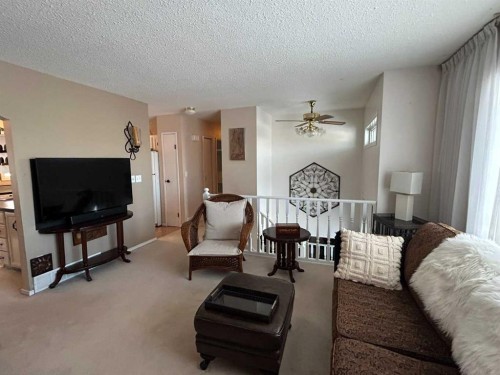 4529 Shannon Drive, Olds, AB - Indoor Photo Showing Living Room