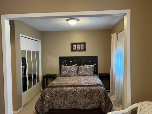 4529 Shannon Drive, Olds, AB - Indoor Photo Showing Bedroom