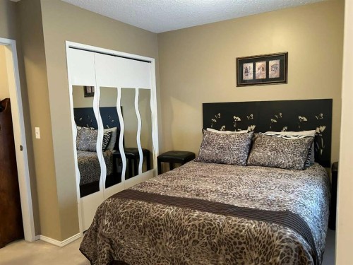 4529 Shannon Drive, Olds, AB - Indoor Photo Showing Bedroom