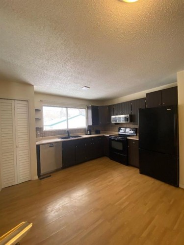 85 Ingram Park Drive, Brooks, AB - Indoor Photo Showing Kitchen