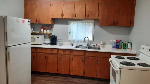 240 2 Avenue, Drumheller, AB - Indoor Photo Showing Kitchen With Double Sink