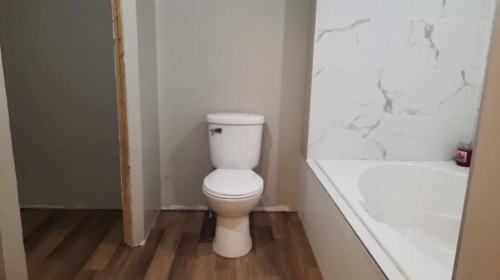 240 2 Avenue, Drumheller, AB - Indoor Photo Showing Bathroom