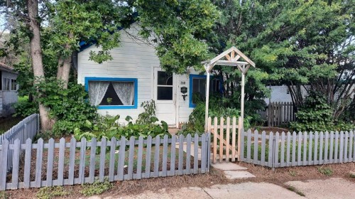 240 2 Avenue, Drumheller, AB - Outdoor