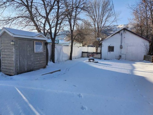 240 2 Avenue, Drumheller, AB - Outdoor