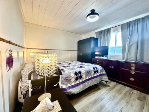 168 2 Avenue West, Tilley, AB - Indoor Photo Showing Bedroom