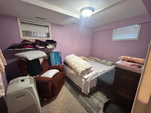 930 Newcastle Trail, Drumheller, AB - Indoor Photo Showing Bedroom