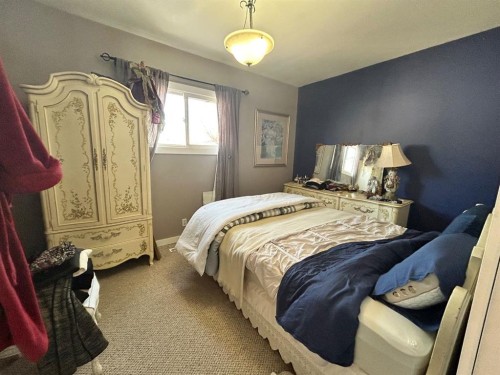 930 Newcastle Trail, Drumheller, AB - Indoor Photo Showing Bedroom