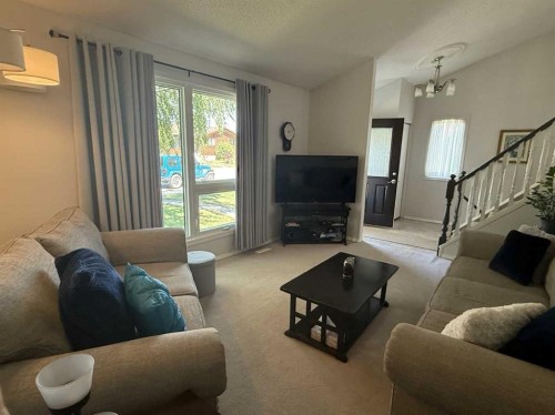 115 Stephens Crescent, Hanna, AB - Indoor Photo Showing Living Room