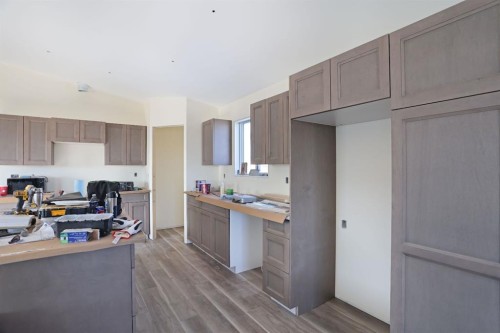 98 Meadowplace Drive, Brooks, AB - Indoor Photo Showing Kitchen