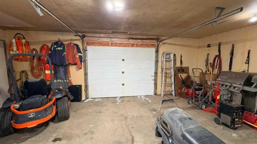 4817 Windsor Avenue, Coronation, AB - Indoor Photo Showing Garage