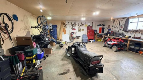 4817 Windsor Avenue, Coronation, AB - Indoor Photo Showing Garage