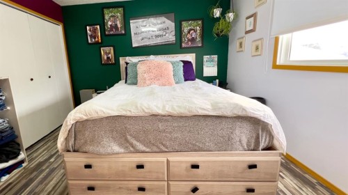 121 Shacker Crescent South, Hanna, AB - Indoor Photo Showing Bedroom