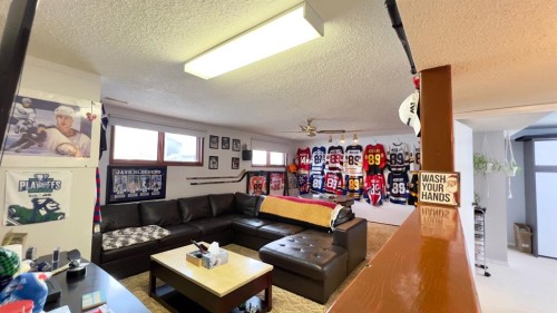 121 Shacker Crescent South, Hanna, AB - Indoor Photo Showing Living Room