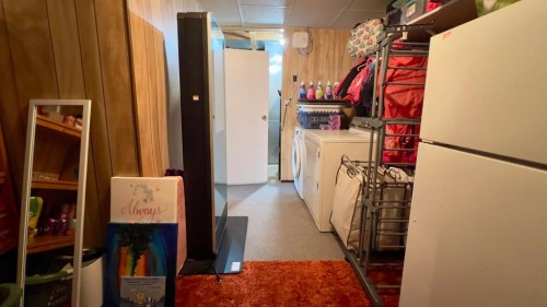 121 Shacker Crescent South, Hanna, AB - Indoor Photo Showing Laundry Room