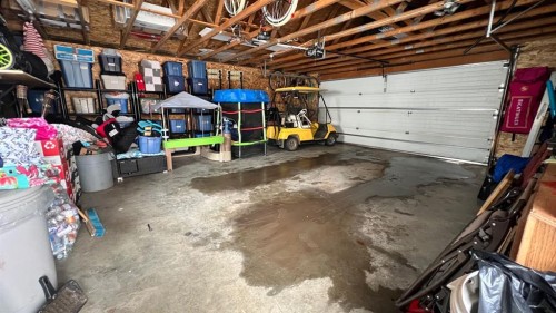 121 Shacker Crescent South, Hanna, AB - Indoor Photo Showing Garage