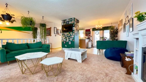 121 Shacker Crescent South, Hanna, AB - Indoor Photo Showing Living Room