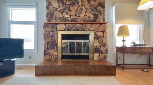 513 6Th Ave West, Hanna, AB - Indoor With Fireplace