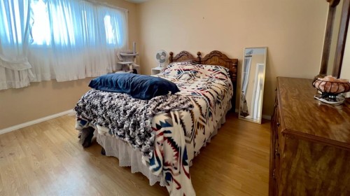 513 6Th Ave West, Hanna, AB - Indoor Photo Showing Bedroom