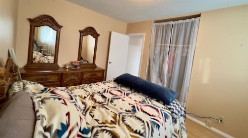 513 6Th Ave West, Hanna, AB - Indoor Photo Showing Bedroom