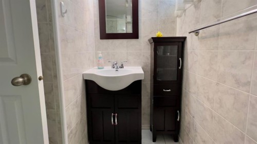 513 6Th Ave West, Hanna, AB - Indoor Photo Showing Bathroom