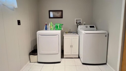 513 6Th Ave West, Hanna, AB - Indoor Photo Showing Laundry Room
