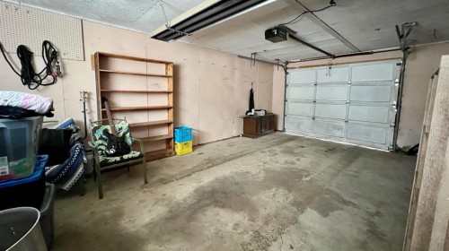 513 6Th Ave West, Hanna, AB - Indoor Photo Showing Garage