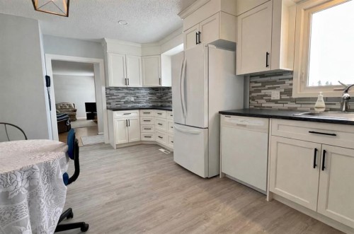 513 6Th Ave West, Hanna, AB - Indoor Photo Showing Kitchen