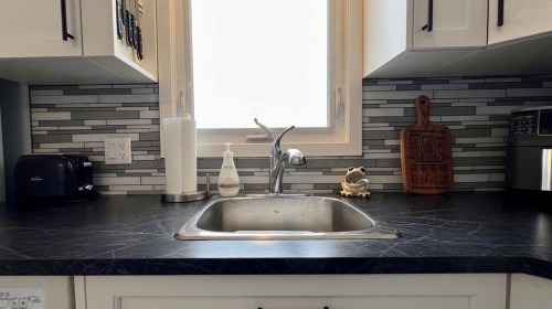 513 6Th Ave West, Hanna, AB - Indoor Photo Showing Kitchen
