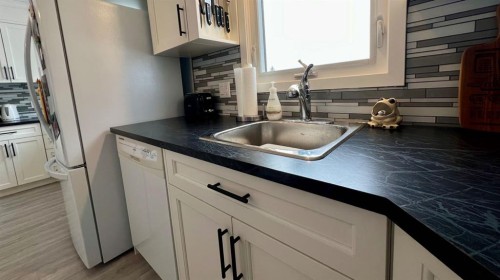 513 6Th Ave West, Hanna, AB - Indoor Photo Showing Kitchen