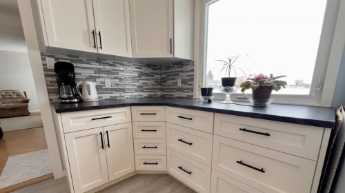513 6Th Ave West, Hanna, AB - Indoor Photo Showing Kitchen