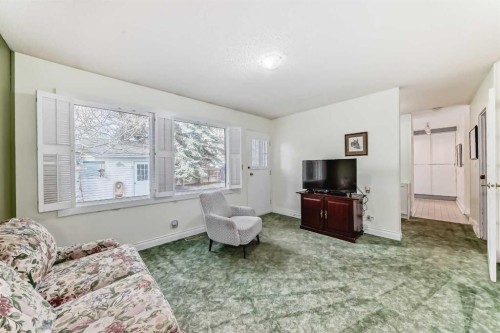 6623 Lethbridge Crescent Sw, Calgary, AB - Indoor Photo Showing Living Room