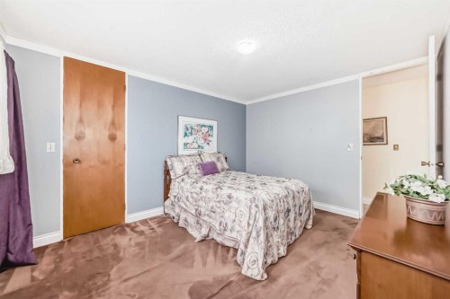 6623 Lethbridge Crescent Sw, Calgary, AB - Indoor Photo Showing Bedroom