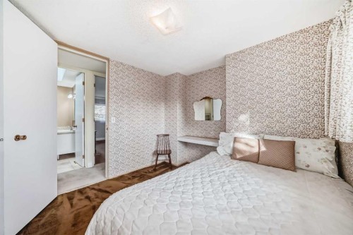 6623 Lethbridge Crescent Sw, Calgary, AB - Indoor Photo Showing Bedroom