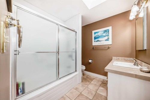 6623 Lethbridge Crescent Sw, Calgary, AB - Indoor Photo Showing Bathroom