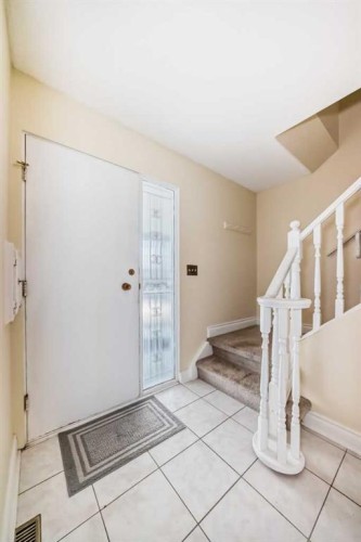 6623 Lethbridge Crescent Sw, Calgary, AB - Indoor Photo Showing Other Room