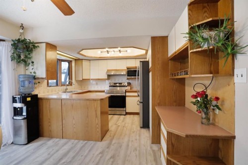 5 Fairview Crescent East, Brooks, AB - Indoor Photo Showing Kitchen With Double Sink
