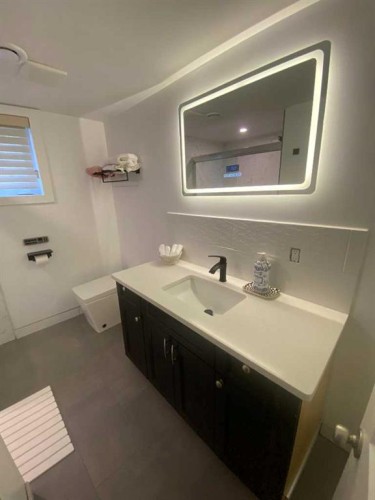 564 5 Street West, Brooks, AB - Indoor Photo Showing Bathroom