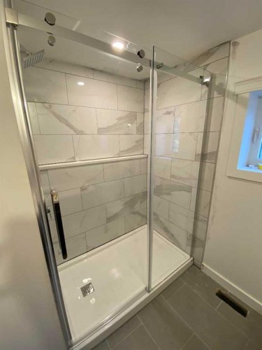 564 5 Street West, Brooks, AB - Indoor Photo Showing Bathroom