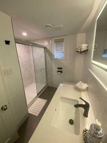 564 5 Street West, Brooks, AB - Indoor Photo Showing Bathroom