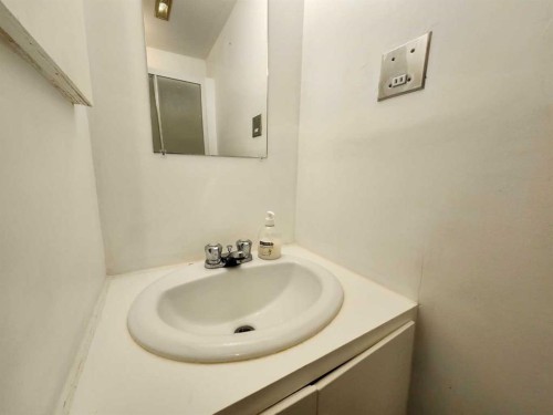 104 23 Street Nw, Drumheller, AB - Indoor Photo Showing Bathroom